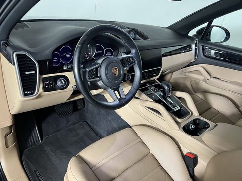 Certified 2022 Porsche Cayenne Platinum Edition w/ Premium Package Plus image 4