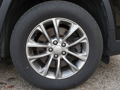 Used 2019 Jeep Cherokee Latitude Plus w/ Cold Weather Group AWD/4WD image 6