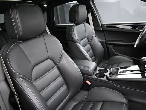 Certified 2025 Porsche Macan AWD/4WD image 29