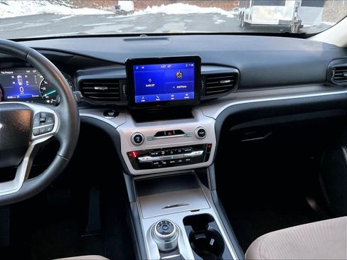 Used 2024 Ford Explorer XLT image 19