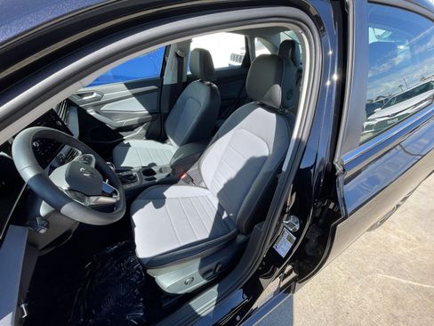 Used 2025 Volkswagen Jetta SE image 36