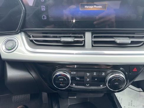 Used 2025 Chevrolet Trax LT w/ LT Convenience Package image 38