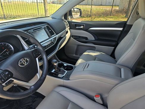 Used 2019 Toyota Highlander XLE image 12