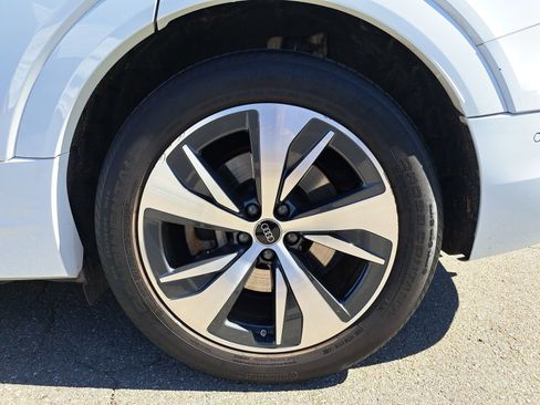 Used 2024 Audi Q8 e-tron Premium Plus image 37