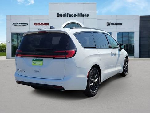 New 2026 Chrysler Pacifica Select image 4