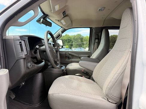 Used 2026 Chevrolet Express 3500 LT w/ LT Preferred Equipment Group RWD image 12