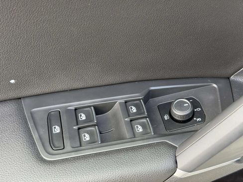 Used 2018 Volkswagen Tiguan SE AWD/4WD image 41