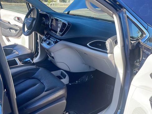 Used 2022 Chrysler Pacifica Touring-L image 30