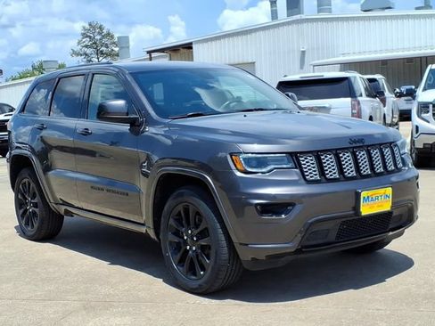 Used 2021 Jeep Grand Cherokee Laredo X AWD/4WD image 3