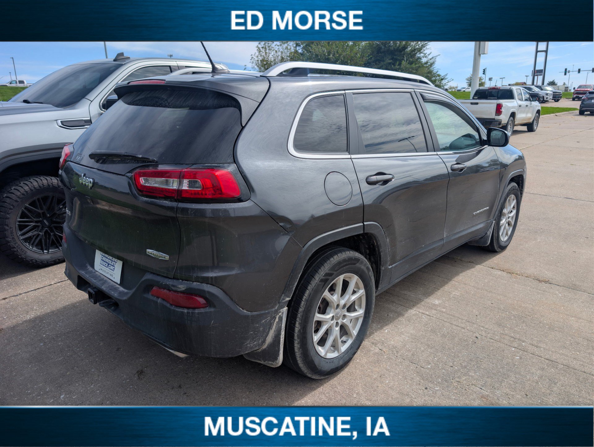 Used 2015 Jeep Cherokee Latitude w/ Cold Weather Group AWD/4WD image 2