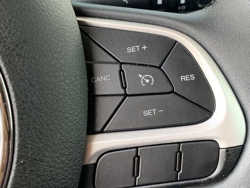 Used 2019 Jeep Renegade Latitude FWD image 27