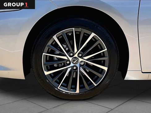 Used 2025 Lexus ES 300h w/ Premium Package FWD image 11