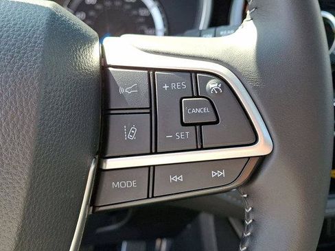 Certified 2025 Toyota Highlander XLE image 19