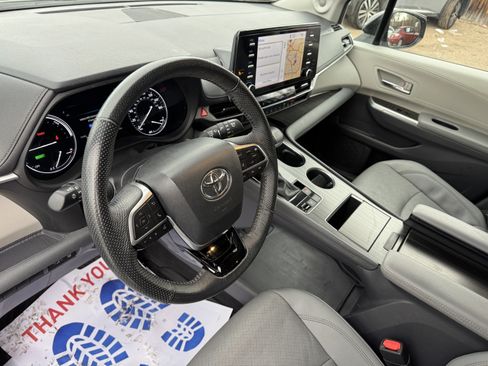 Used 2023 Toyota Sienna Limited image 13