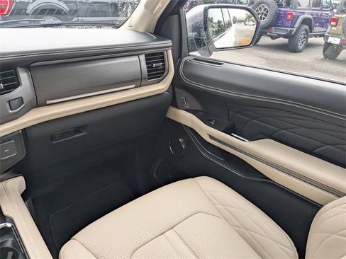 Used 2024 Ford Expedition Platinum image 16