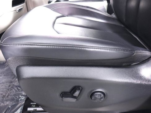 Used 2024 Chrysler Pacifica Touring-L FWD image 29