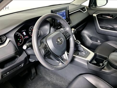 Used 2020 Toyota RAV4 XLE Premium FWD image 10
