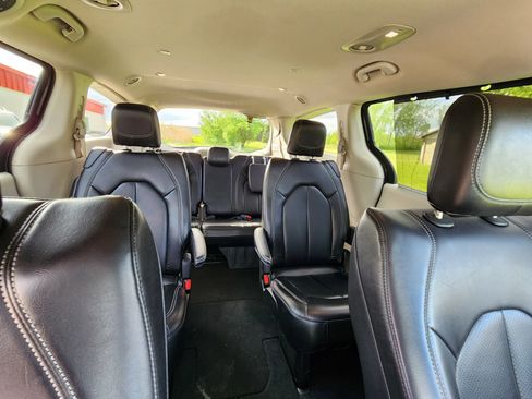 Used 2023 Chrysler Pacifica Touring-L FWD image 19