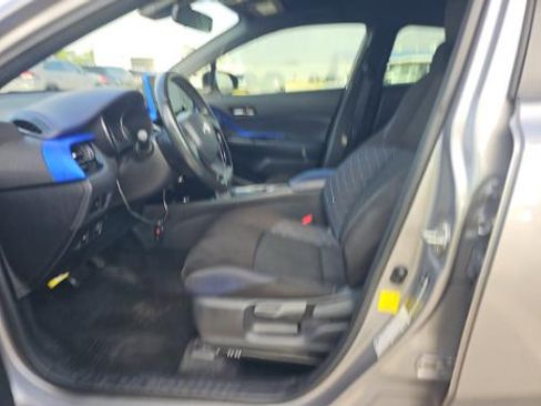 Used 2020 Toyota C-HR XLE FWD image 4
