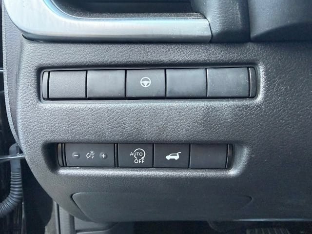 Used 2025 Nissan Rogue SV FWD image 26