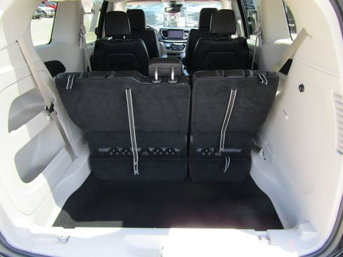 Used 2024 Chrysler Pacifica Touring-L FWD image 34