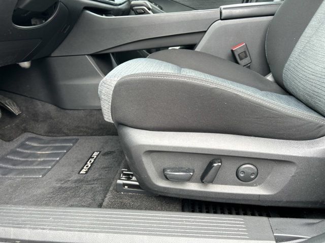 Used 2023 Nissan Rogue SV AWD/4WD image 30