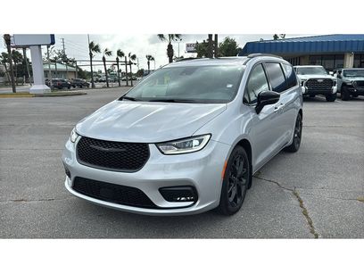 Used 2023 Chrysler Pacifica Limited w/ Uconnect Theater Family Group