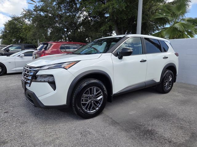 Used 2024 Nissan Rogue S AWD/4WD image 3