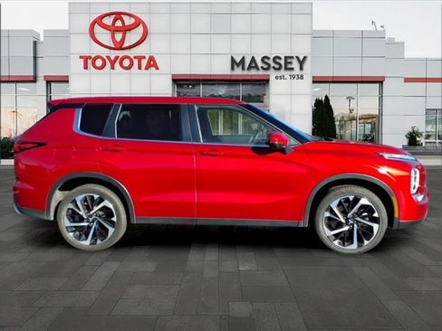 Used 2024 Mitsubishi Outlander SE image 2