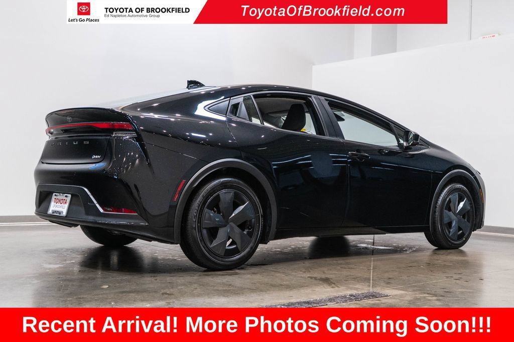 Used 2025 Toyota Prius LE FWD image 8
