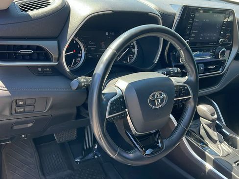 Used 2020 Toyota Highlander XLE AWD/4WD image 10