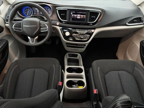 Used 2024 Chrysler Voyager LX FWD image 8