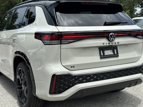 New 2026 Volkswagen Tiguan SE R-Line FWD image 9