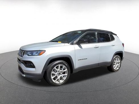 Used 2025 Jeep Compass Limited image 8