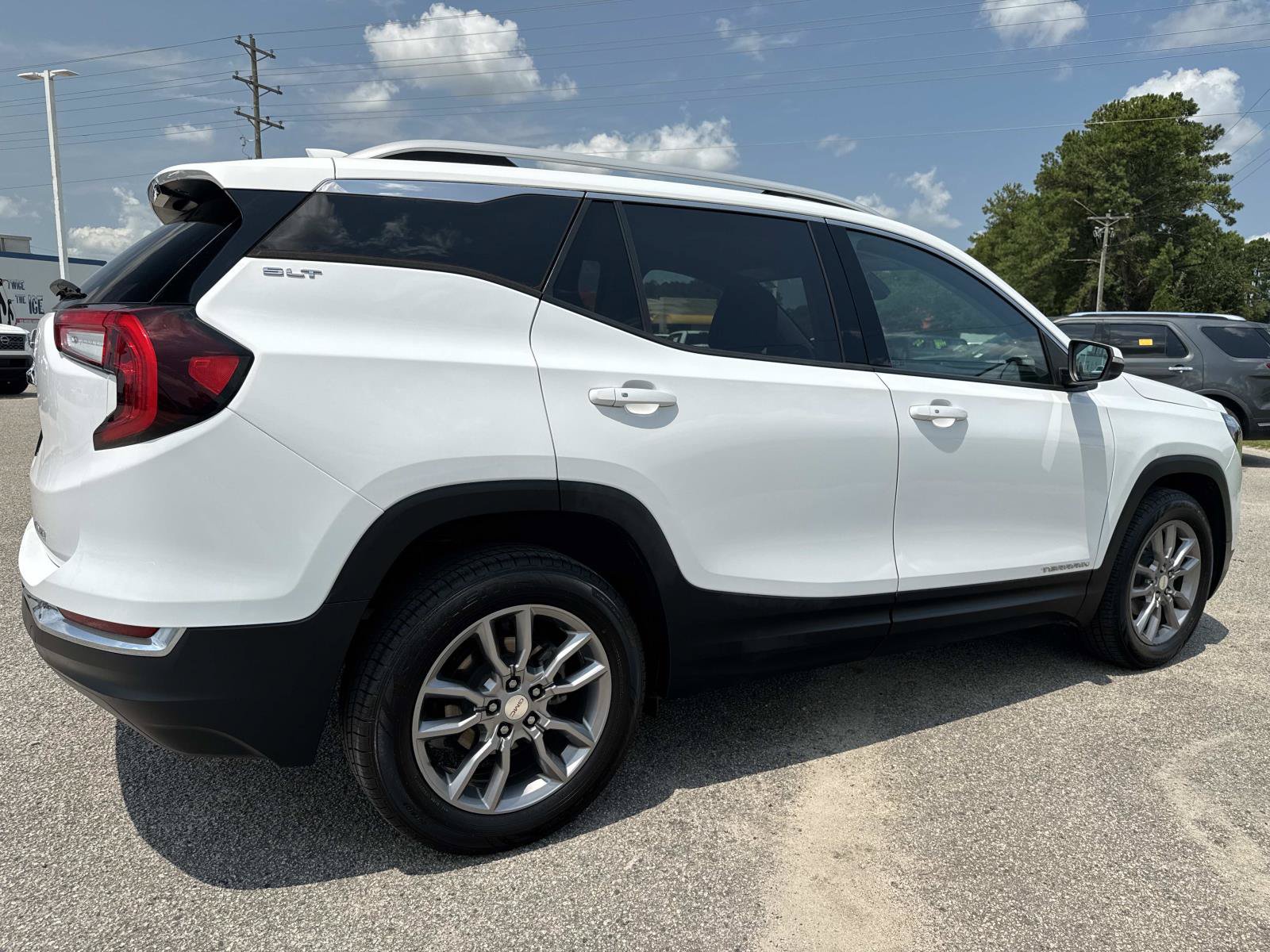 Used 2022 GMC Terrain SLT AWD/4WD image 4
