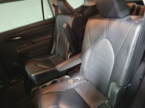 Used 2020 Toyota Highlander XLE image 12
