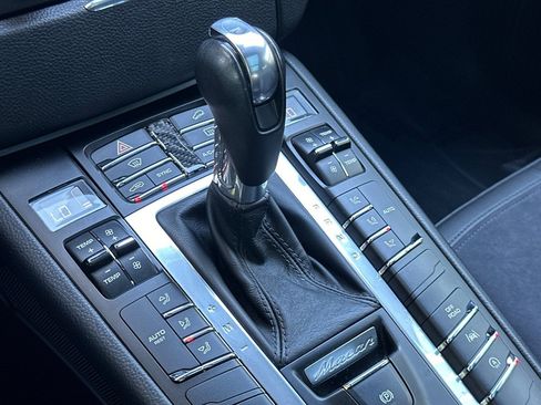 Used 2018 Porsche Macan AWD/4WD image 18