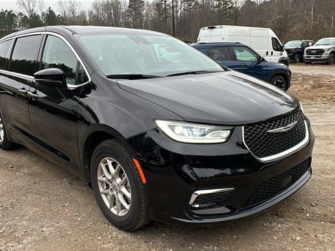 Used 2024 Chrysler Pacifica Touring-L image 5