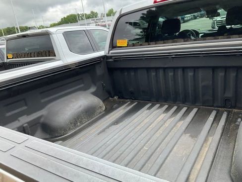 Used 2017 Toyota Tundra SR5 w/ SR5 Upgrade Package AWD/4WD image 6