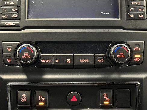 Used 2018 Nissan Titan SV w/ SV Convenience Package image 19