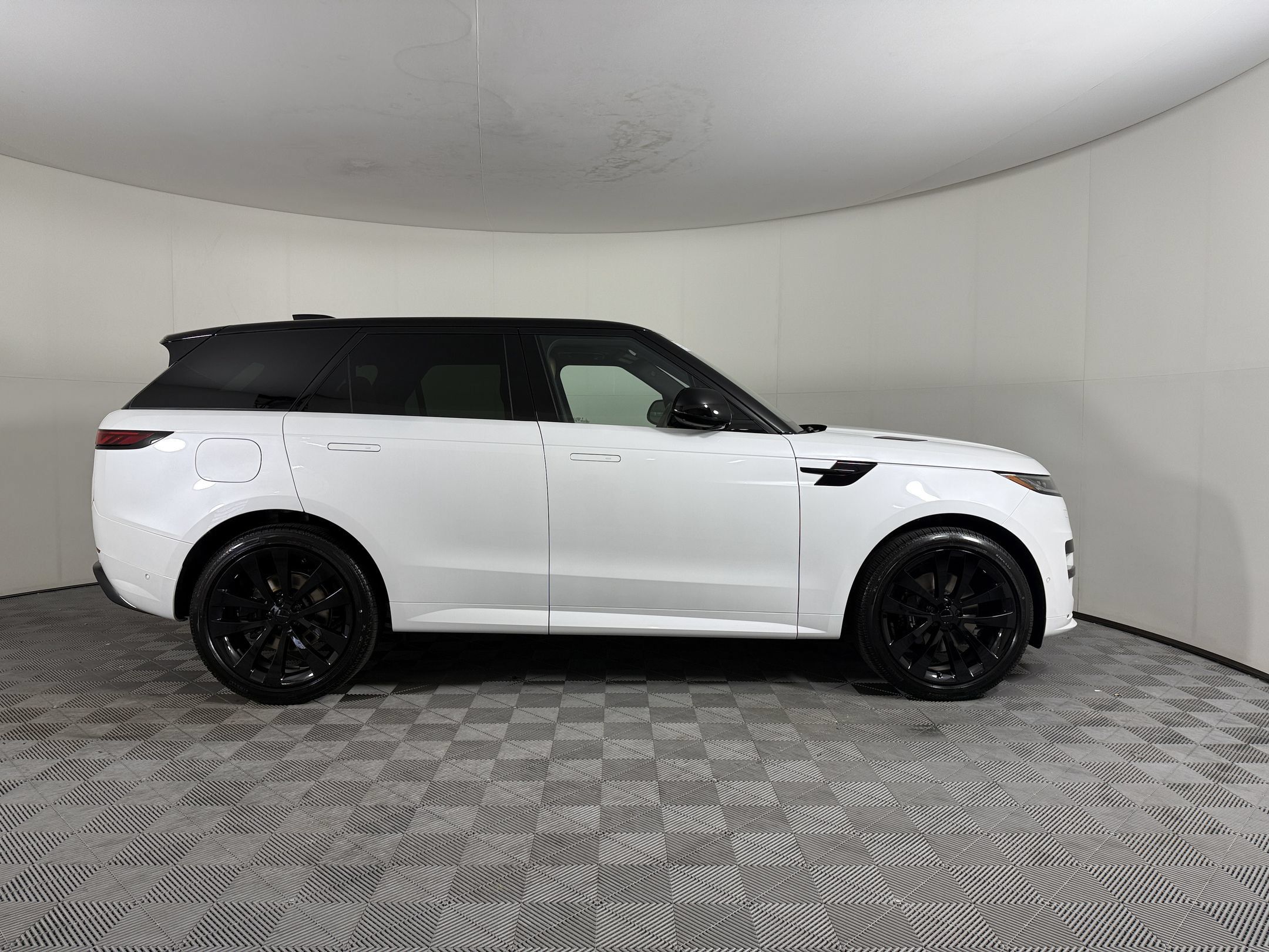 New 2027 Land Rover Range Rover Sport Dynamic SE AWD/4WD image 8