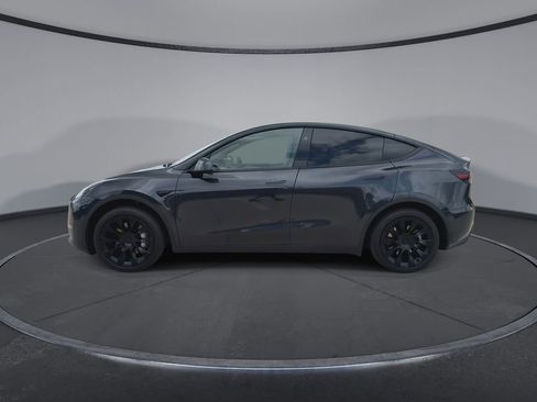 Used 2024 Tesla Model Y 2WD image 4