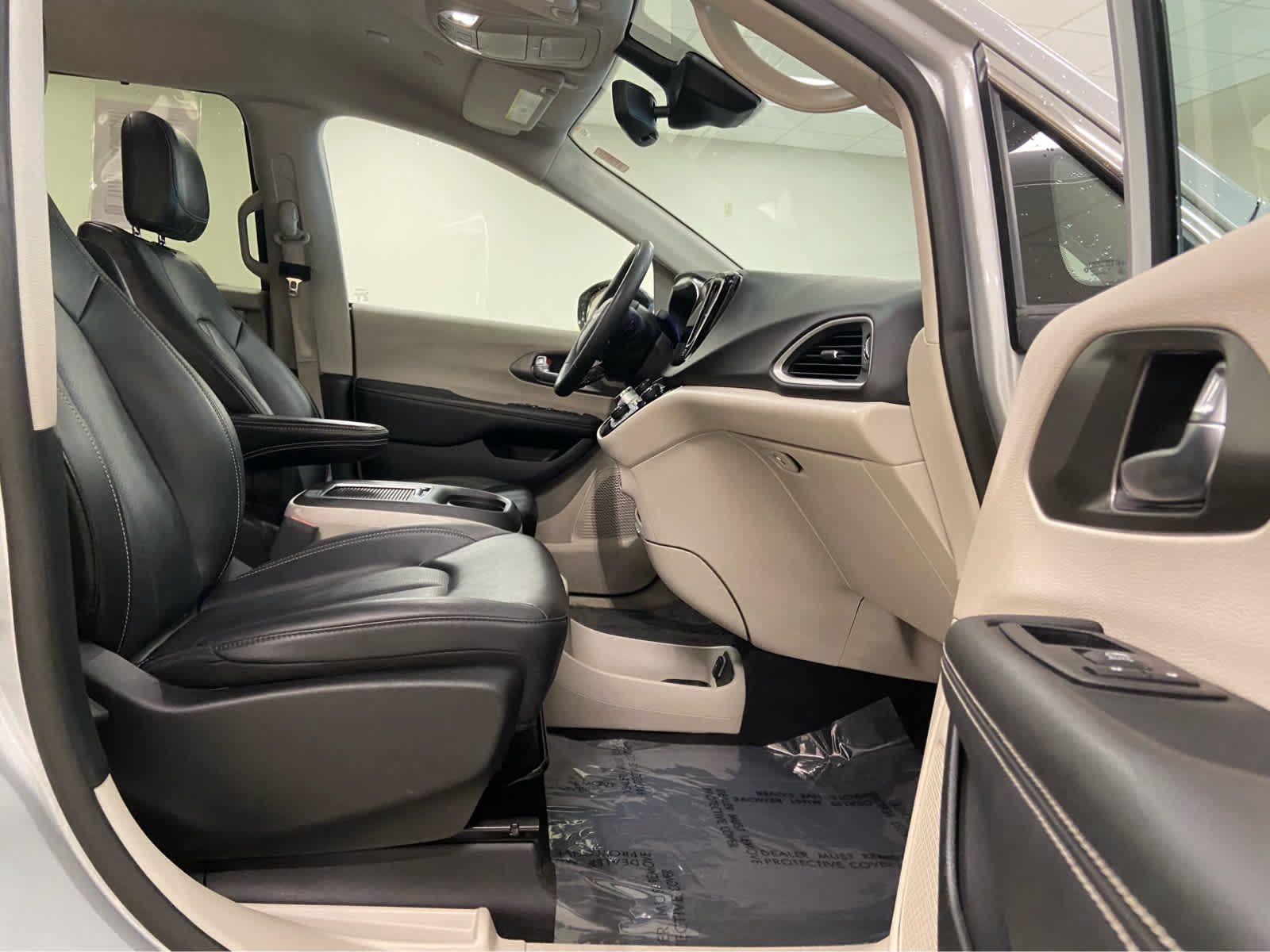 Used 2024 Chrysler Pacifica Touring-L FWD image 18