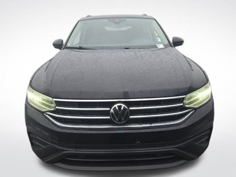 Used 2022 Volkswagen Tiguan SE w/ Panoramic Sunroof Package image 2