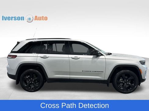 Used 2024 Jeep Grand Cherokee Altitude image 10
