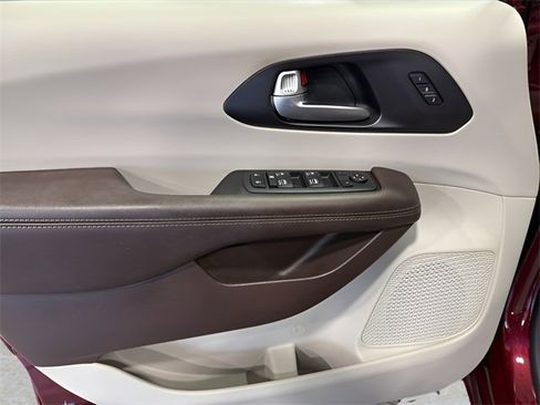 Used 2020 Chrysler Pacifica Touring-L Plus w/ Advanced Safetytec Group image 9