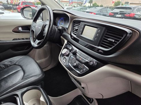 Used 2017 Chrysler Pacifica Touring-L FWD image 14