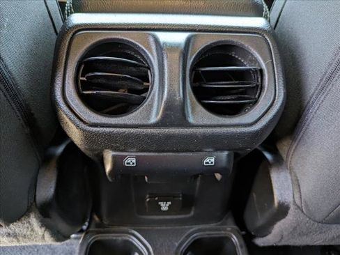 Used 2022 Jeep Wrangler Unlimited Sahara image 16