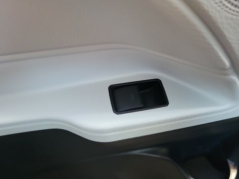 Used 2025 Toyota Sienna XLE FWD image 13