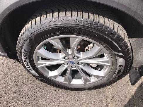Used 2022 Ford Explorer XLT w/ Equipment Group 202A AWD/4WD image 10